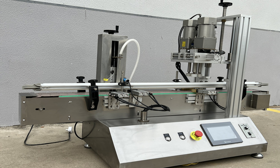 Bomba magnética de relleno del aceite de la crema de la máquina 100ml del tablero de la mesa que capsula linear automático